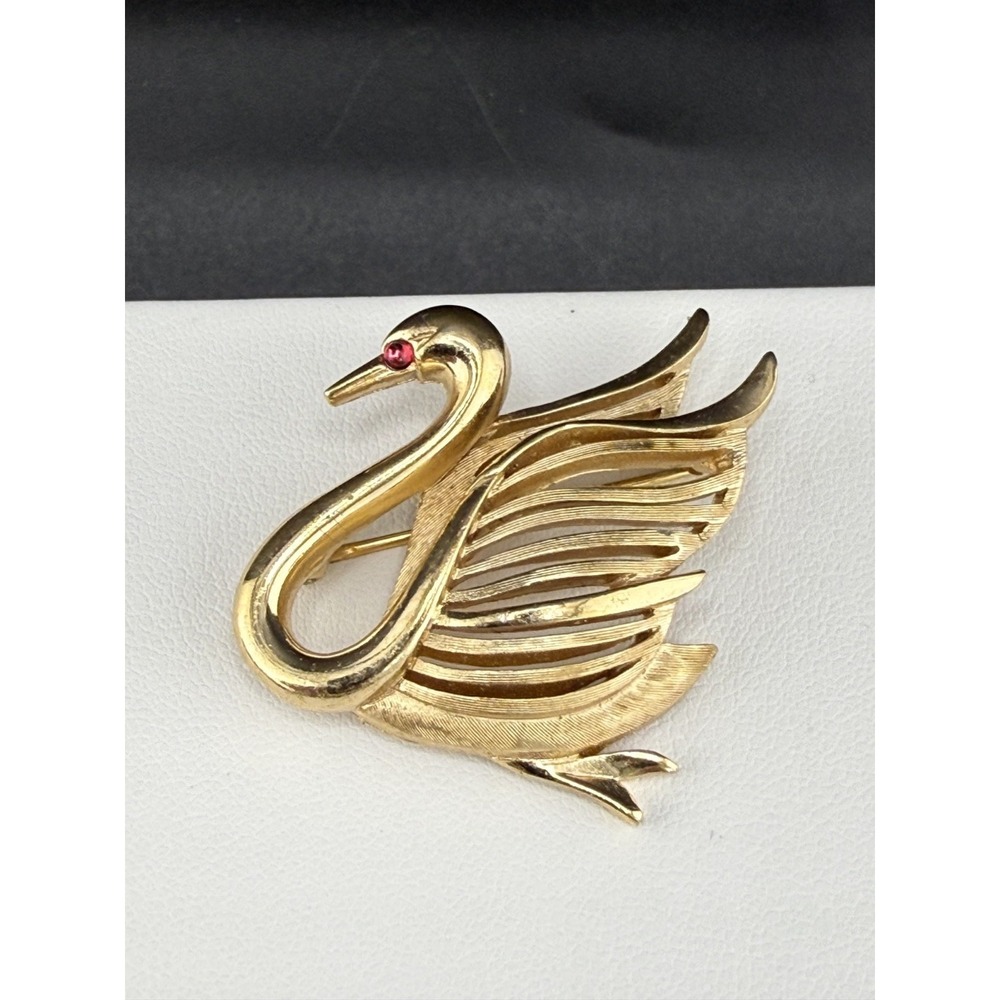 Vintage Trifari Brooch Gold‎ Tone Swan